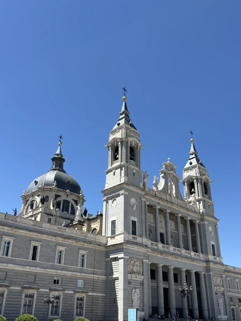 Fachada principal de la Catedral de la Almudena con cúpula y columnas neoclásicas — Foto propia La Maleta Inquieta, julio 2026