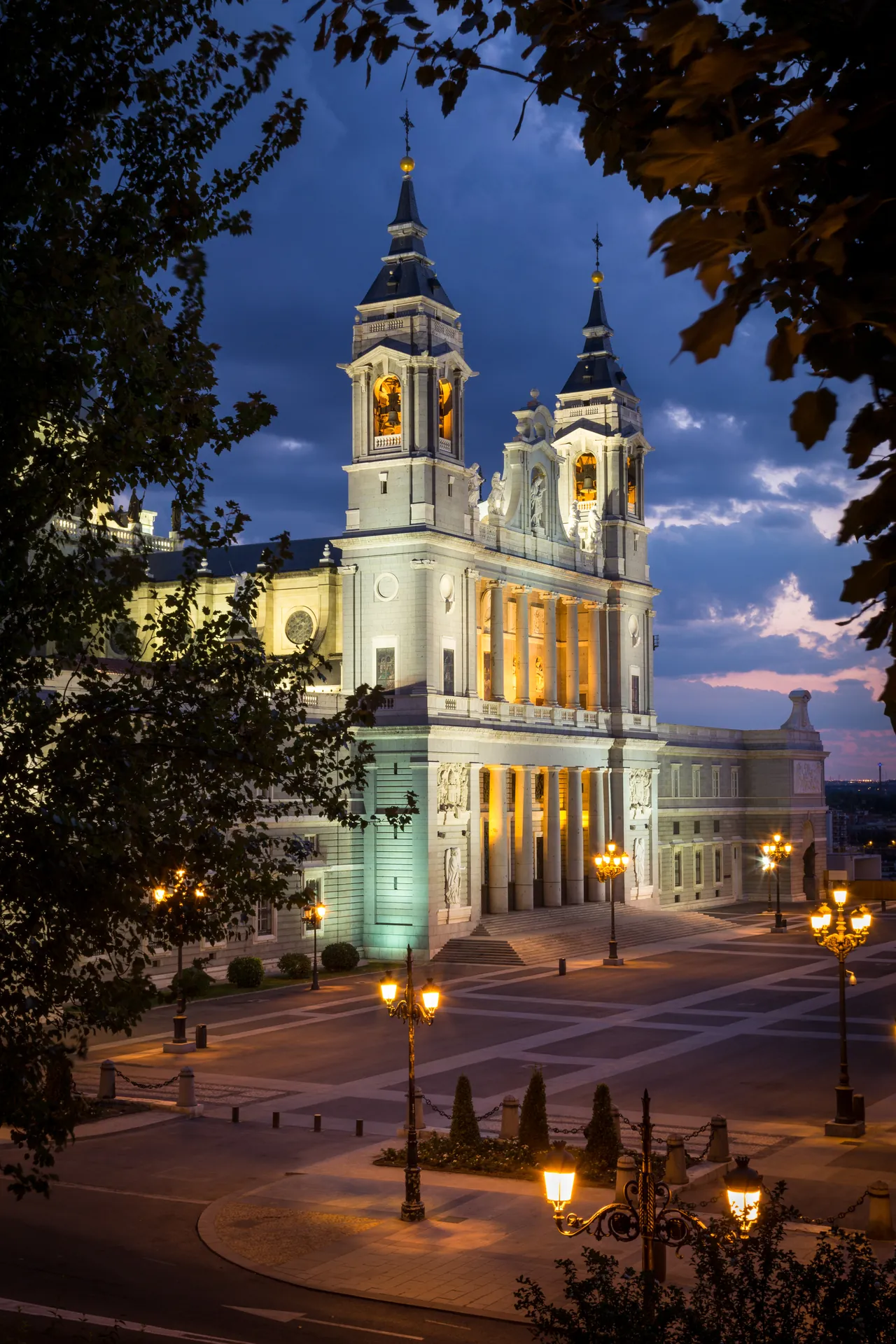 Interior de la Catedral de la Almudena de Madrid con la nave y sus vidrieras. Foto propia La Maleta Inquieta, 2026.