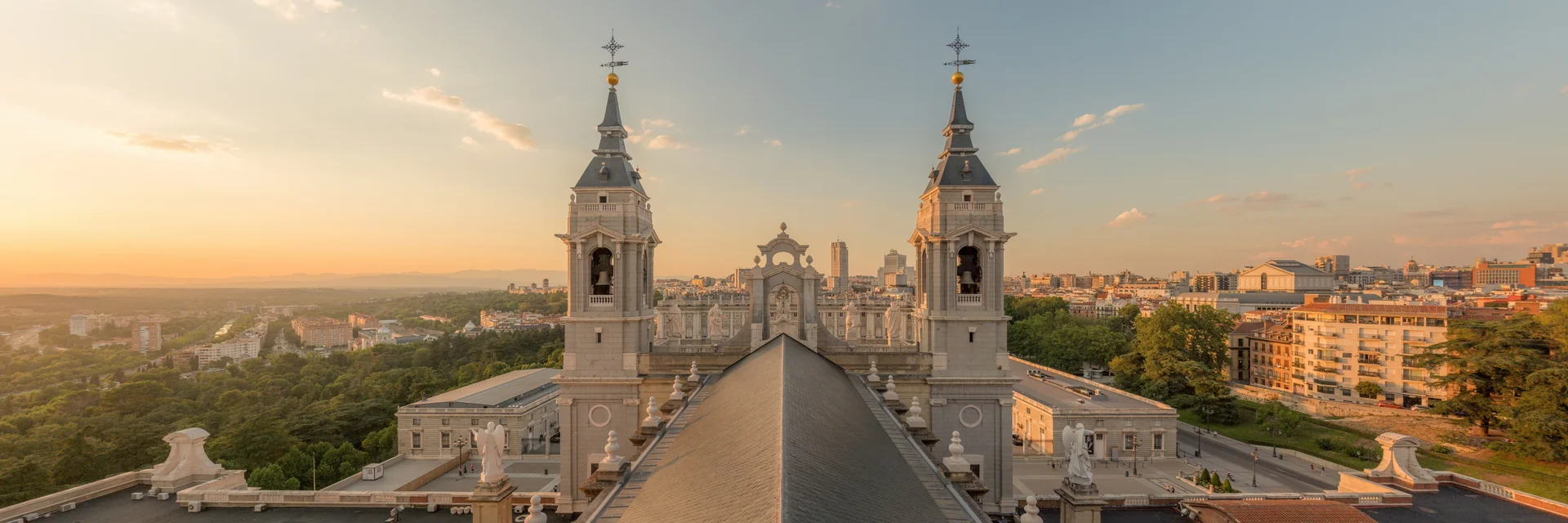 Detalle del interior colorido de la Catedral de la Almudena de Madrid. Foto propia La Maleta Inquieta, 2026.