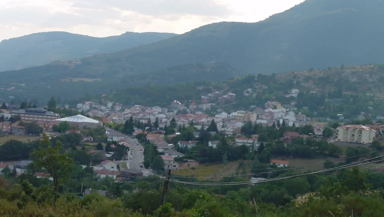 Vista panorámica del pueblo de Cercedilla entre montañas boscosas de la sierra de Madrid