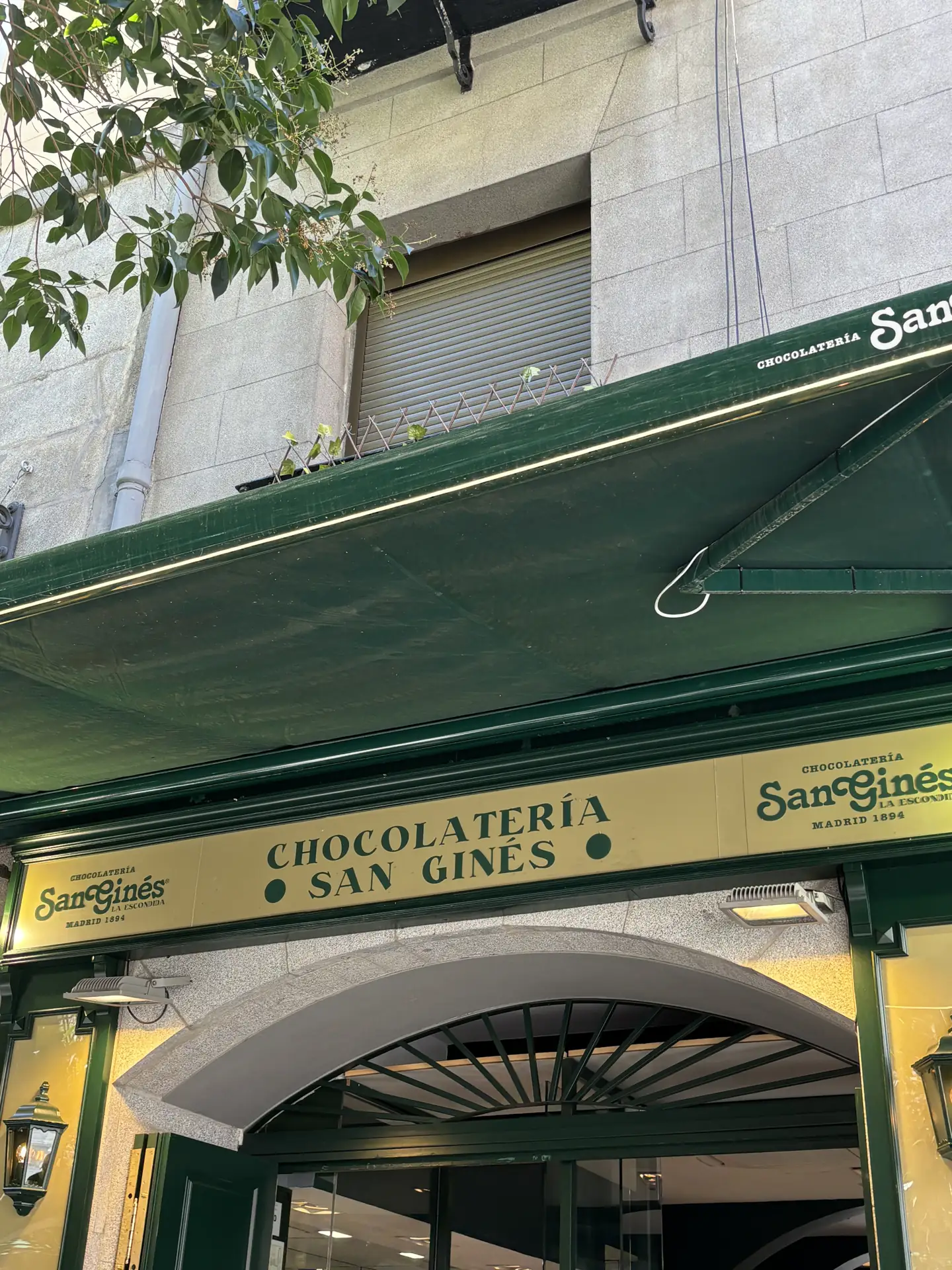 Fachada de la Chocolatería San Ginés en su pasadizo junto a la calle Arenal de Madrid. Foto propia La Maleta Inquieta, julio 2026