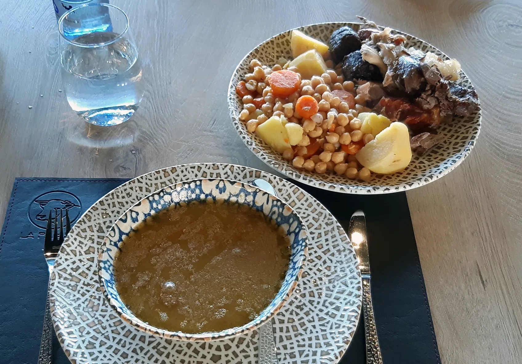 Cocido madrileño servido en los tres vuelcos: sopa, garbanzos y carnes en una taberna de Madrid. Foto La Maleta Inquieta