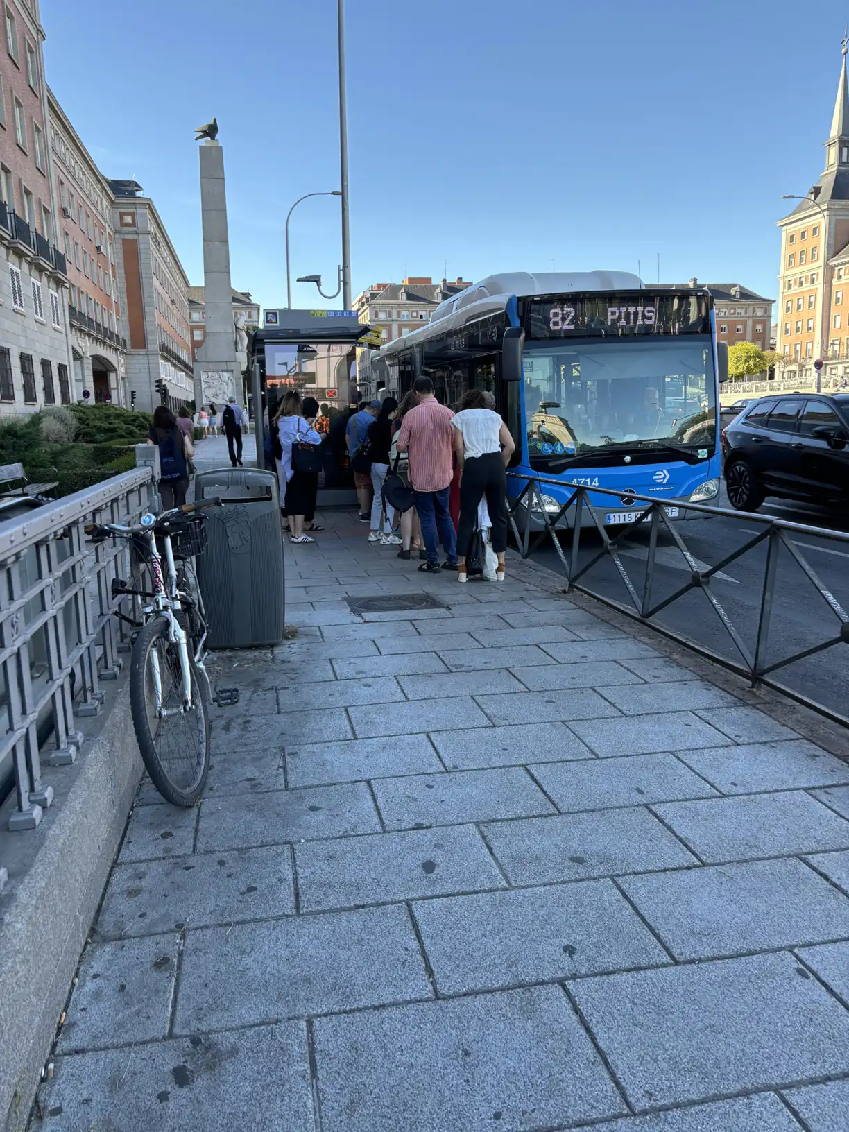 Parada de autobús junto a Plaza de España en Madrid, punto de conexión de varias líneas urbanas, Foto propia La Maleta Inquieta, julio 2026