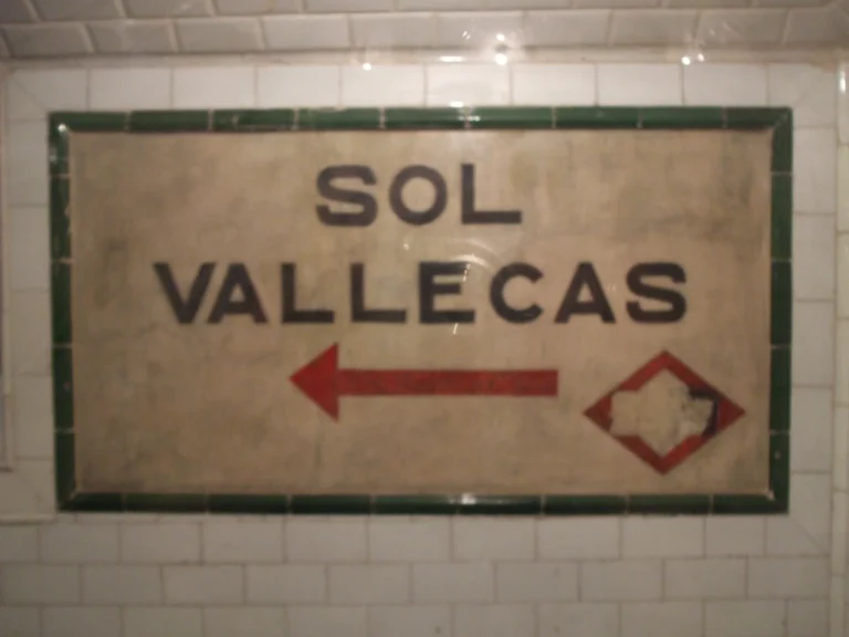 Cartel de azulejos con indicación Sol y Vallecas en el andén de la estación de Chamberí — La Maleta Inquieta