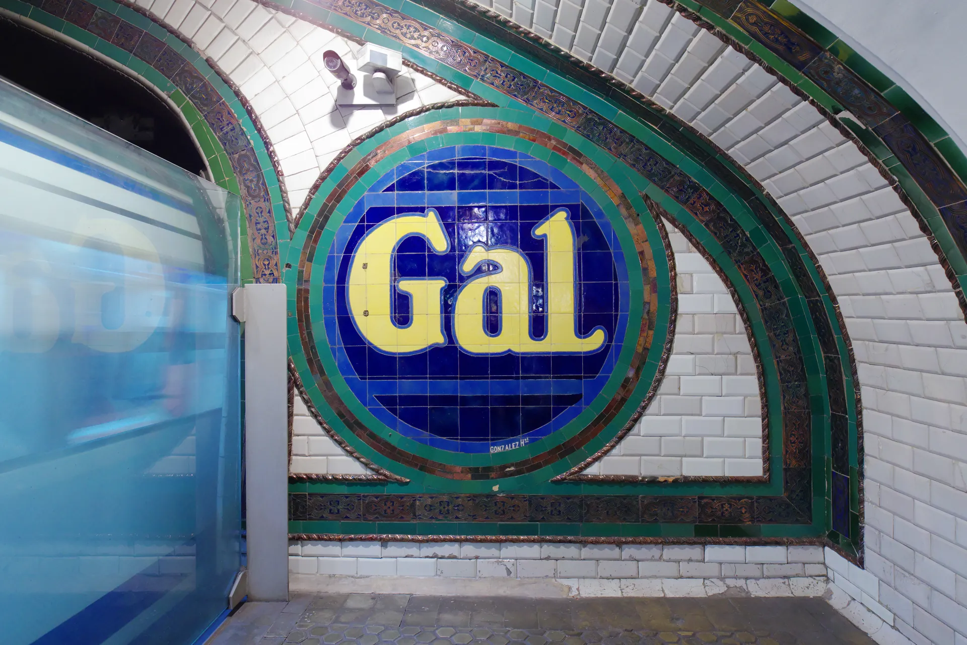 Azulejos publicitarios originales de los años 20 conservados en la estación de Chamberí de Madrid. La Maleta Inquieta