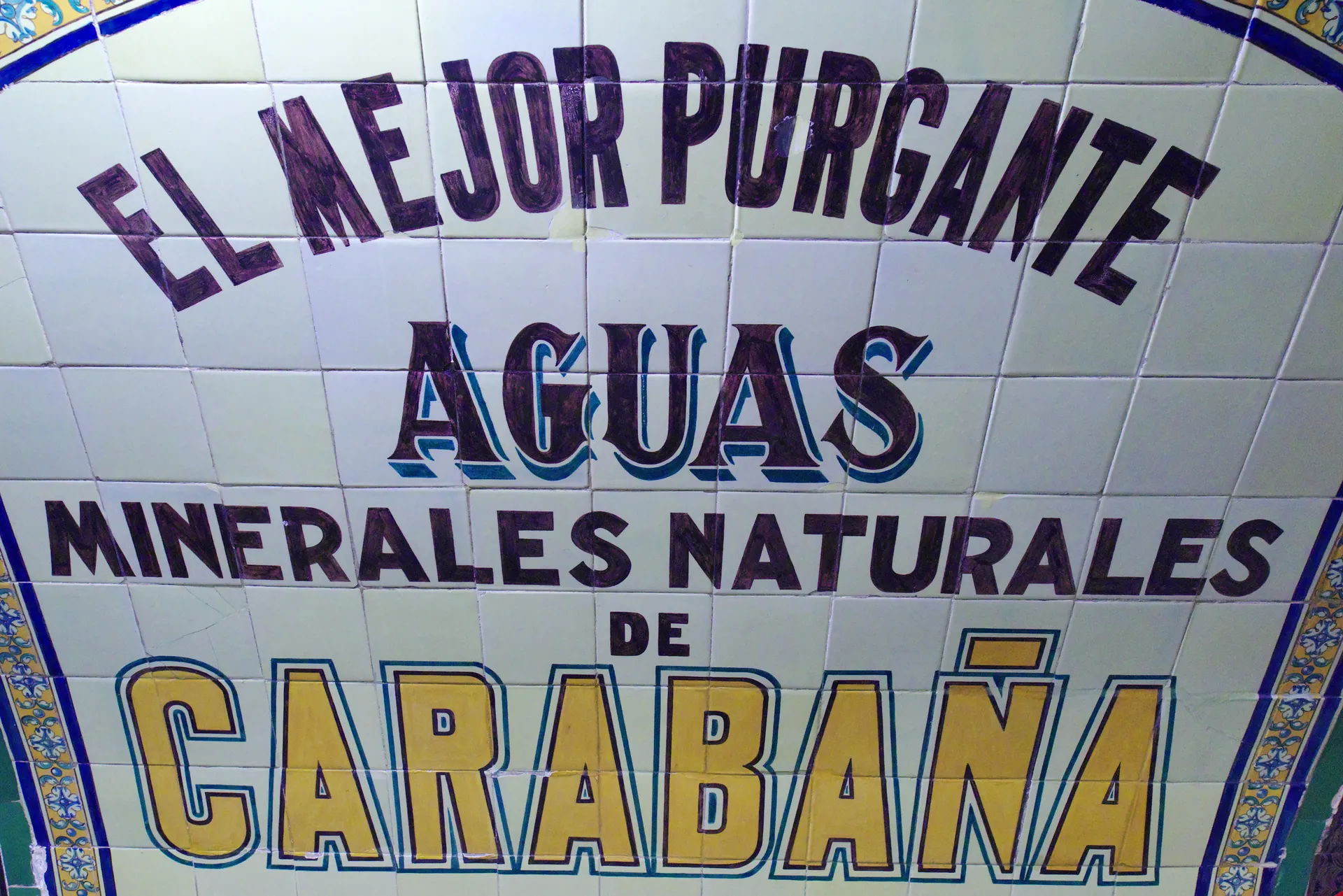 Azulejos de Aguas de Carabaña en el Andén 0 de Chamberí.