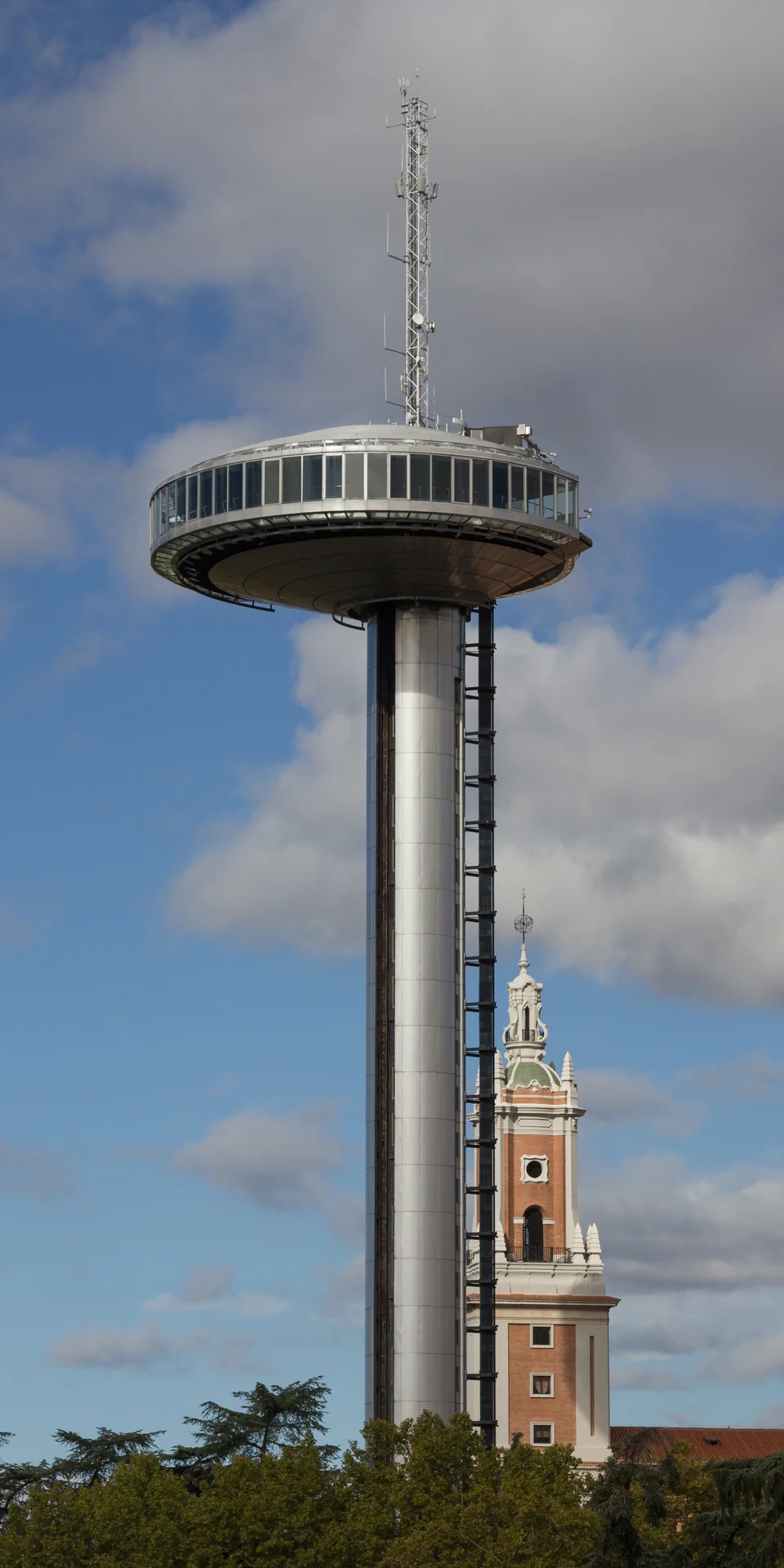 Panorámica de Madrid desde el Faro de Moncloa con los tejados de la ciudad y la Sierra de Guadarrama al fondo.
