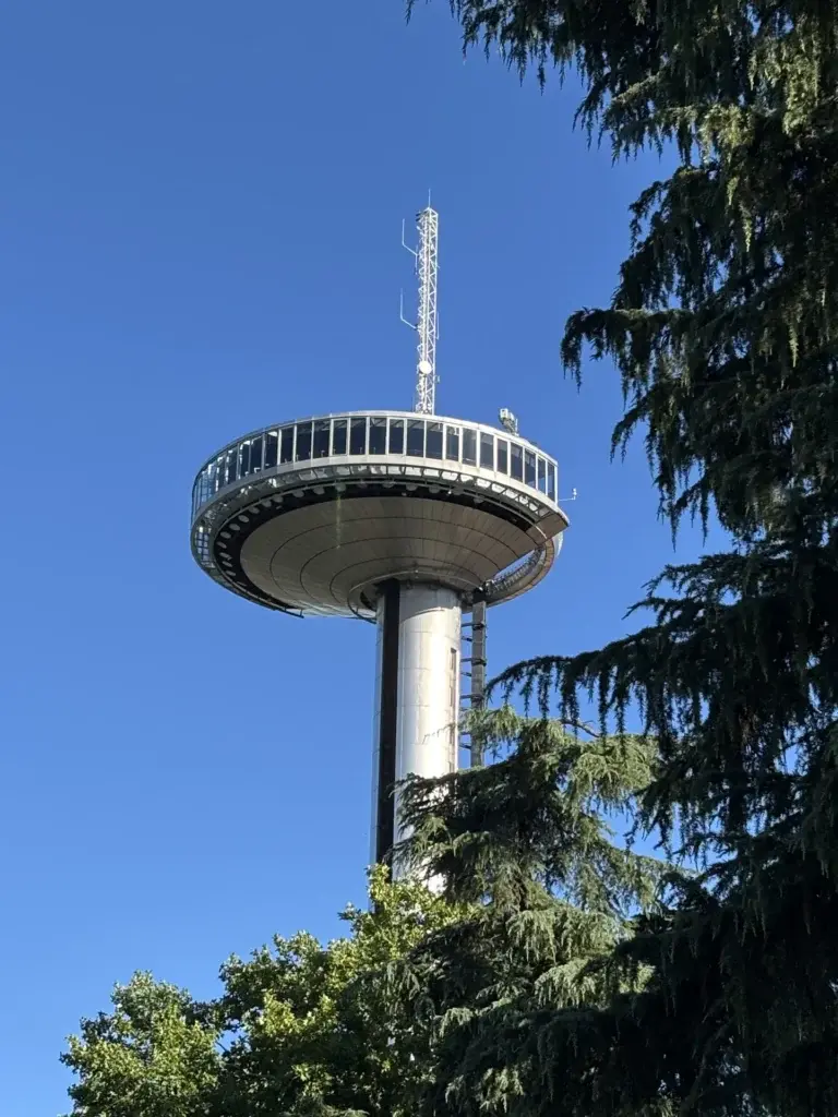 Faro de Moncloa, torre mirador de Madrid con cielo azul — Foto propia La Maleta Inquieta, julio 2026