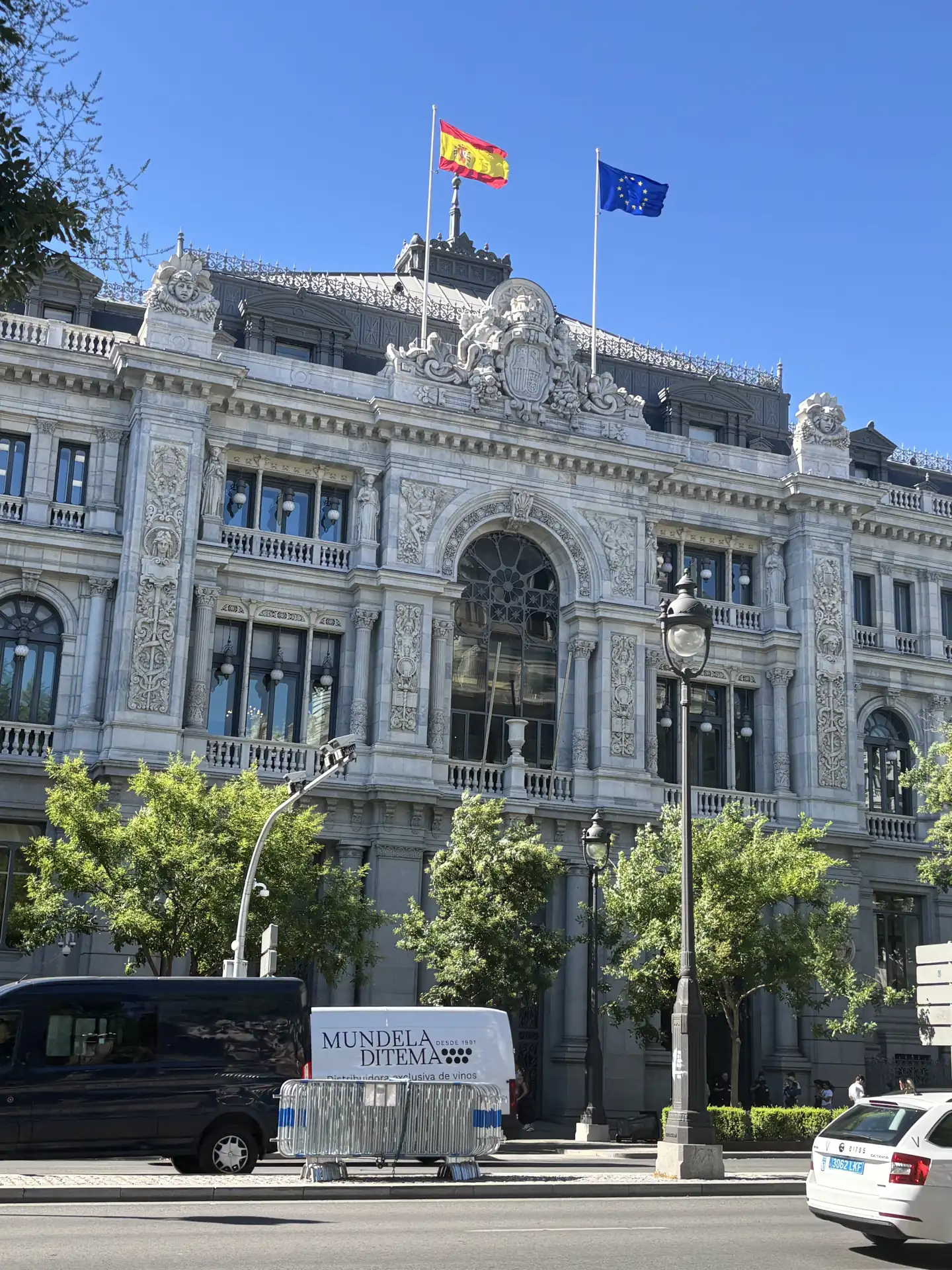 Edificio del Banco de España junto a la Fuente de Cibeles, Foto propia La Maleta Inquieta, julio 2026