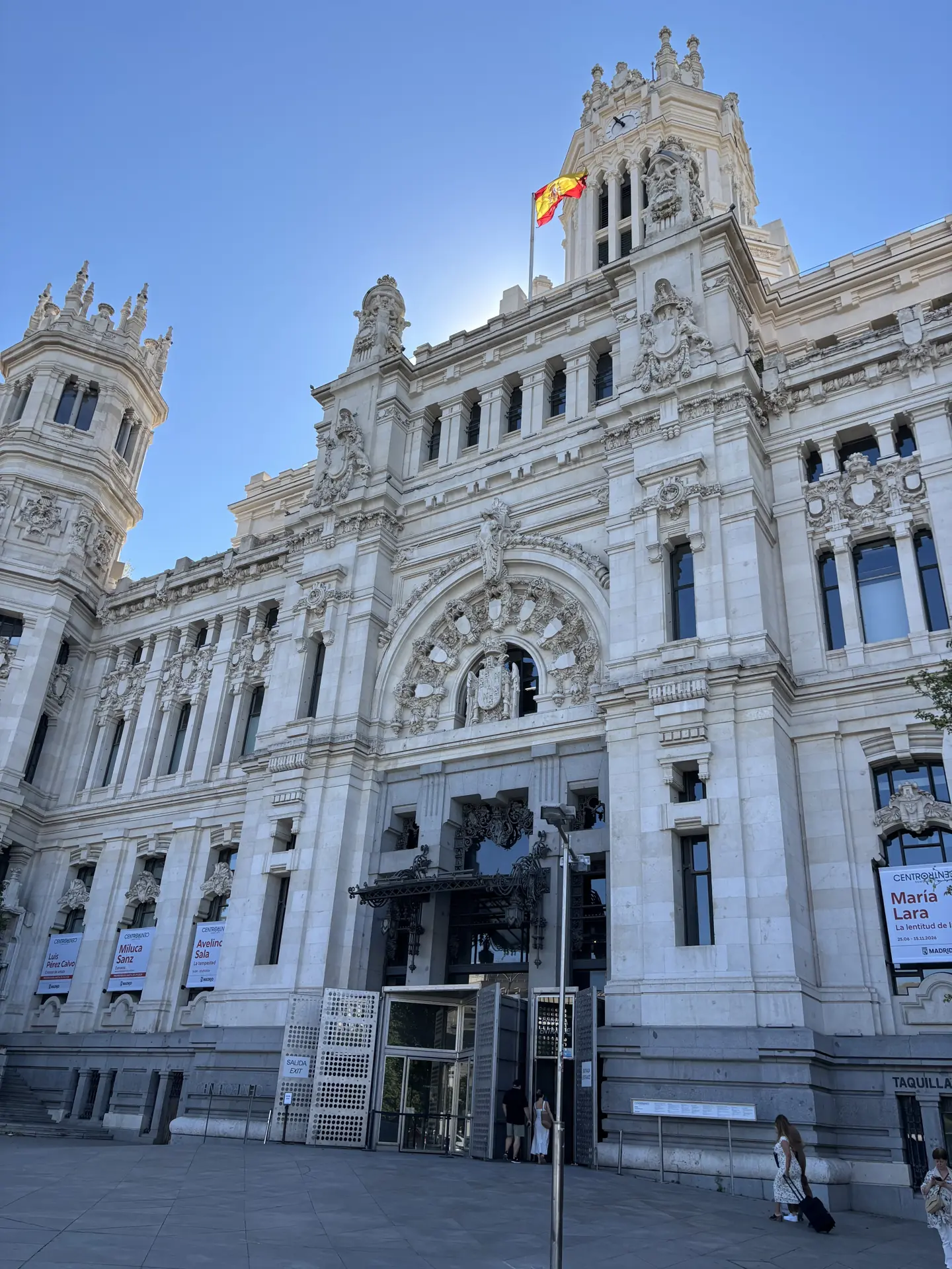 Palacio de Cibeles, hoy Ayuntamiento de Madrid, tras la fuente en la plaza de Cibeles. Foto propia La Maleta Inquieta, 2026.