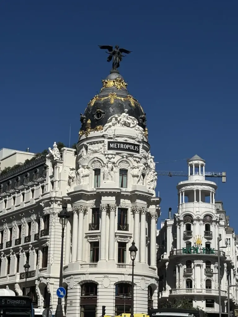 Gran Vía de Madrid con el Edificio Telefónica al fondo — Foto propia La Maleta Inquieta, julio 2026