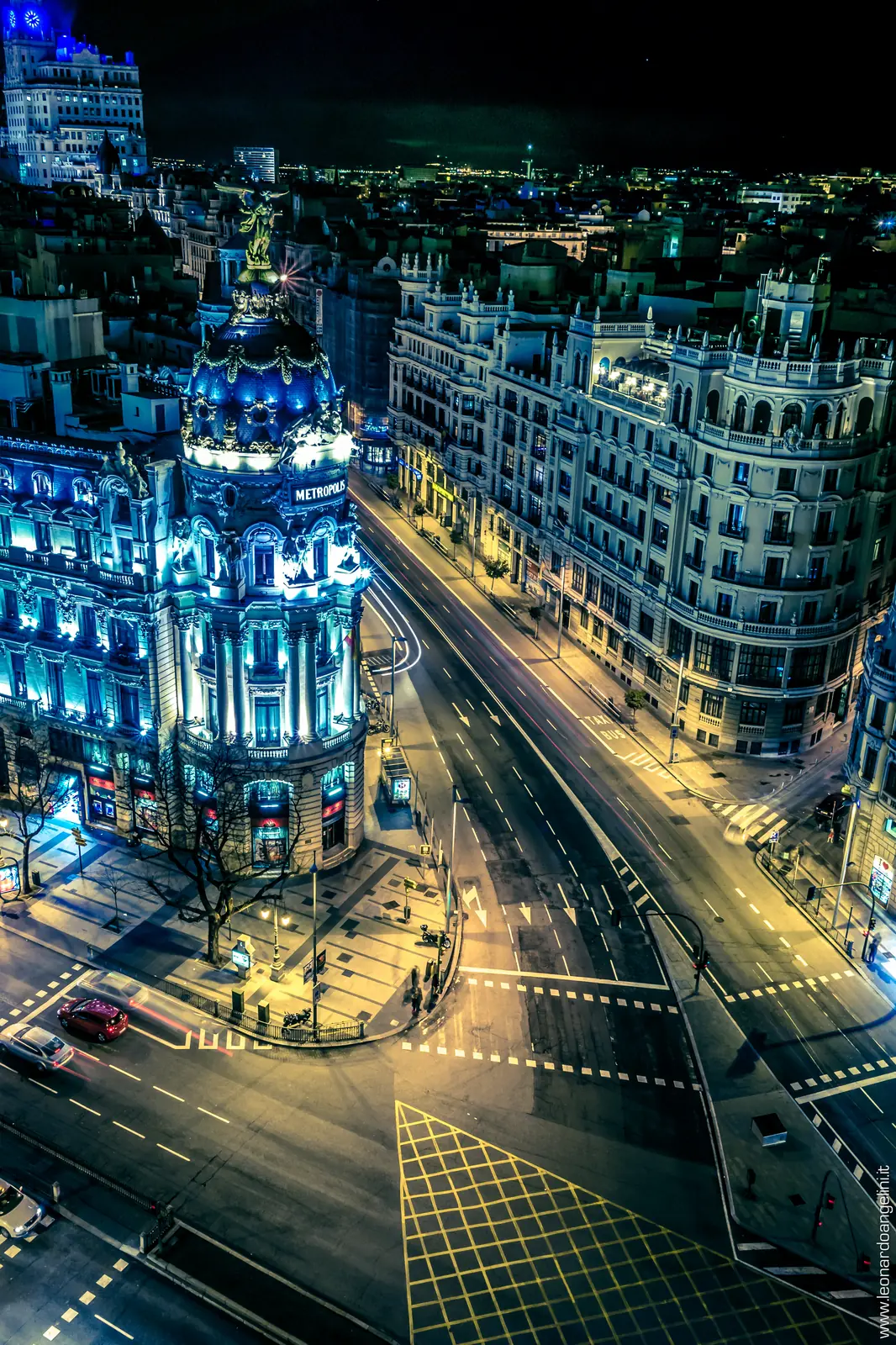 La Gran Vía de Madrid de noche con el cartel de Schweppes iluminado, vista desde la terraza gratuita de Callao. Foto propia La Maleta Inquieta, julio 2026