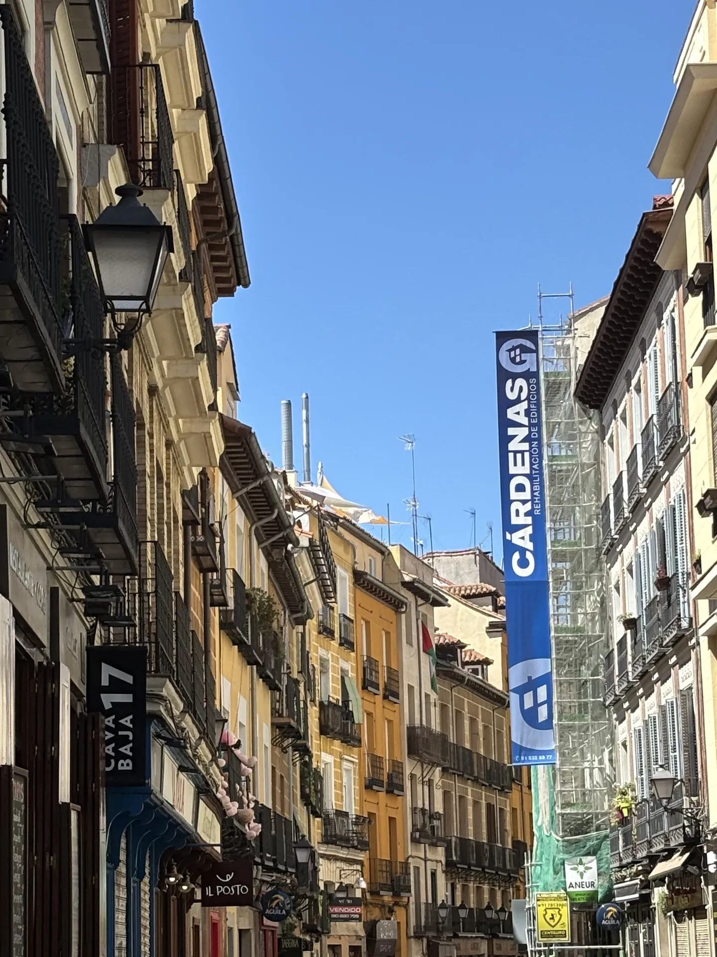 Calle de la Cava Baja en La Latina, con las fachadas de sus tabernas, Foto propia La Maleta Inquieta, julio 2026