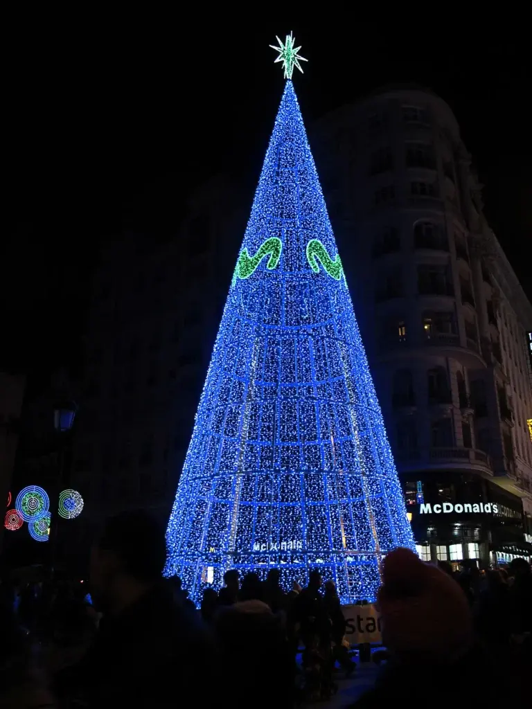 Gran árbol de luces azules de Navidad en la Gran Vía junto al McDonald's — La Maleta Inquieta