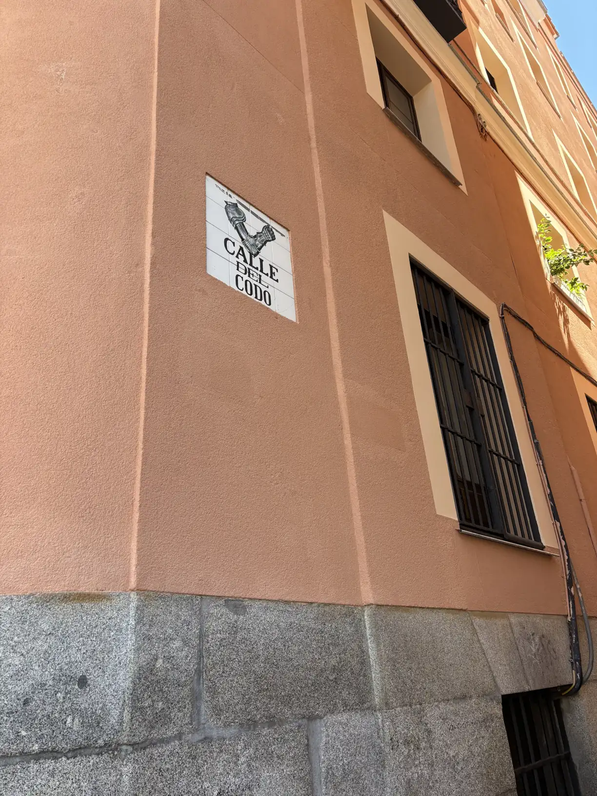 Placa de azulejos de la calle del Codo en una fachada del Madrid de los Austrias. Foto propia La Maleta Inquieta, septiembre 2026
