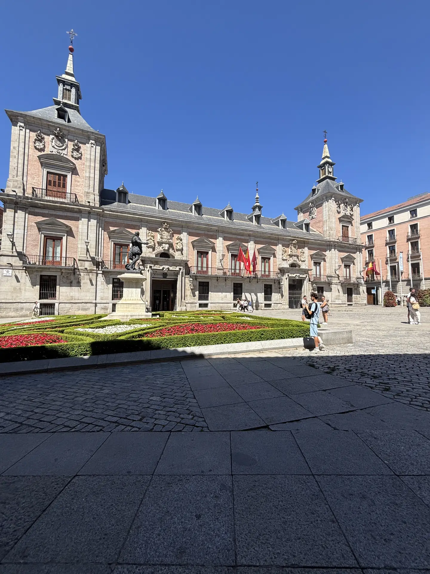 Plaza de la Villa en el Madrid de los Austrias con sus edificios históricos de ladrillo y piedra, Foto propia La Maleta Inquieta, julio 2026
