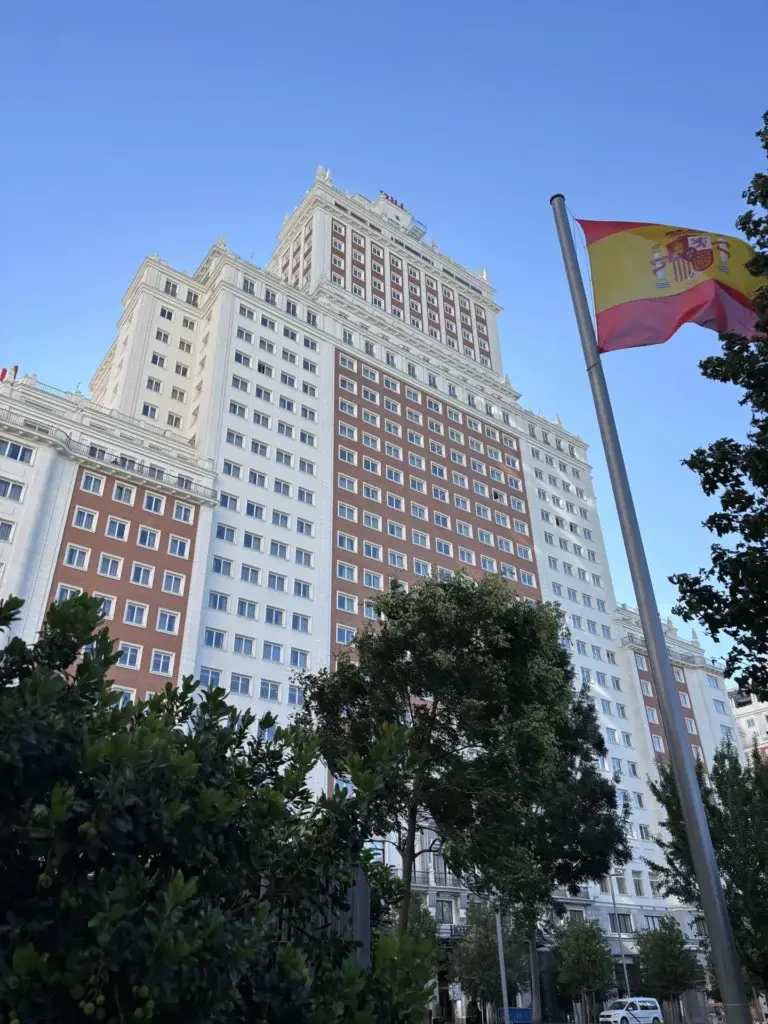 Edificio España iluminado de noche en Plaza de España — Foto propia La Maleta Inquieta, julio 2026