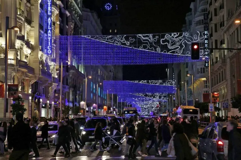 Calle del centro de Madrid iluminada con luces de Navidad y gente paseando — Foto propia La Maleta Inquieta