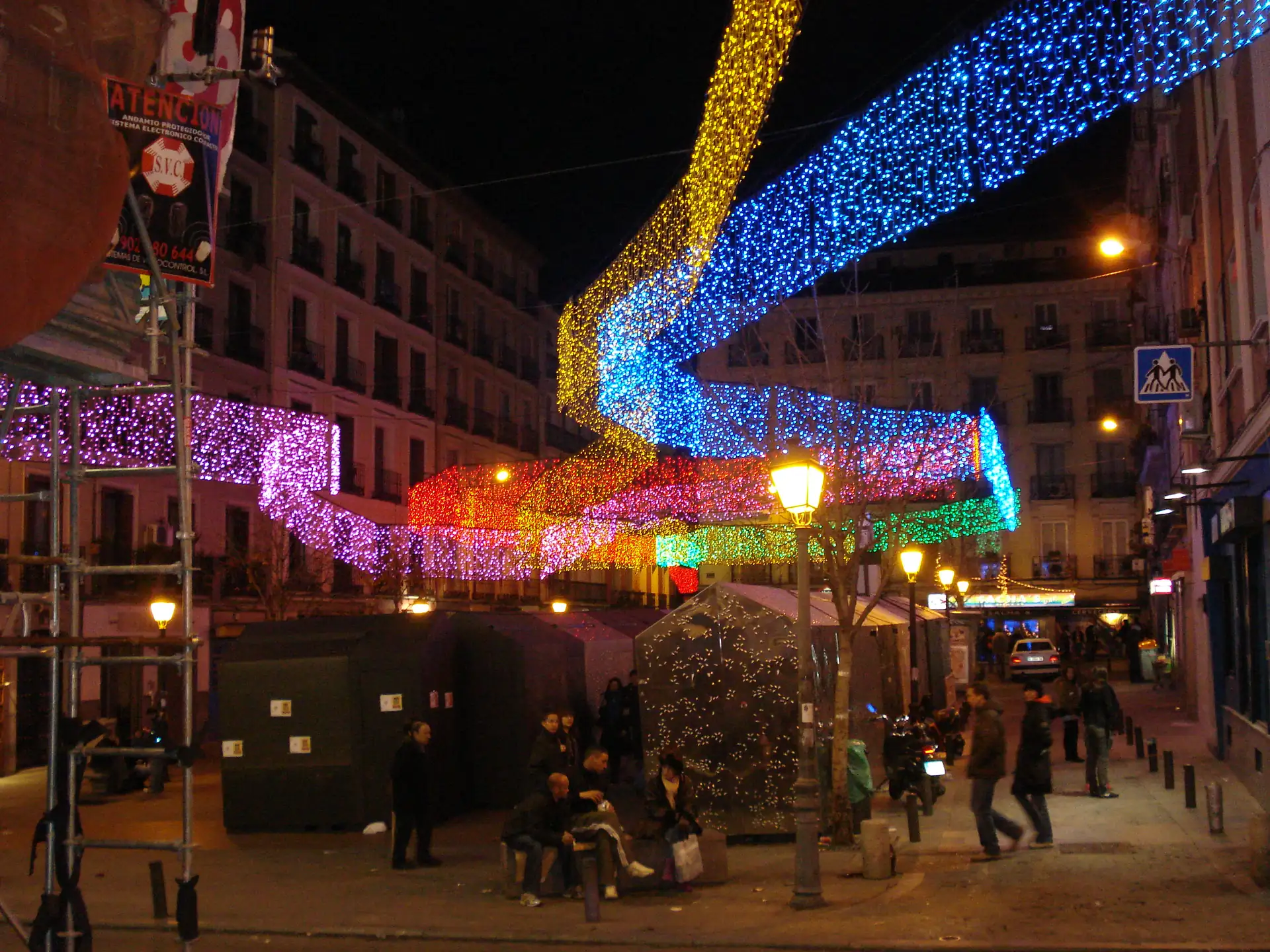 Detalle de un belén navideño con figuras tradicionales iluminadas en el centro de Madrid