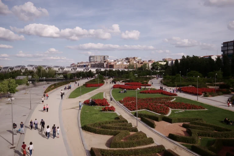 Zona verde y paseo junto al río de Madrid Río, con áreas de juego y bancos, de acceso gratuito. Foto propia La Maleta Inquieta, julio 2026