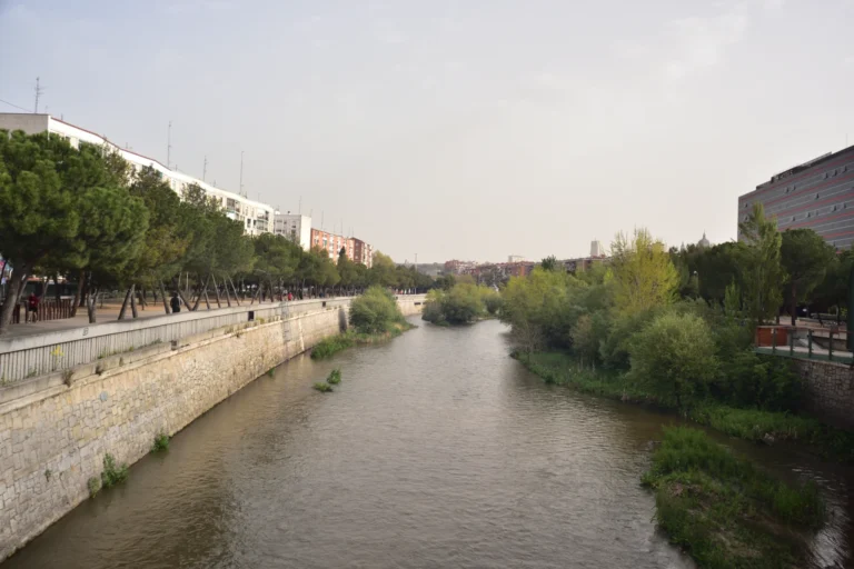 Puente peatonal de Madrid Río sobre el río Manzanares con la ciudad al fondo. Foto propia La Maleta Inquieta, 2026.