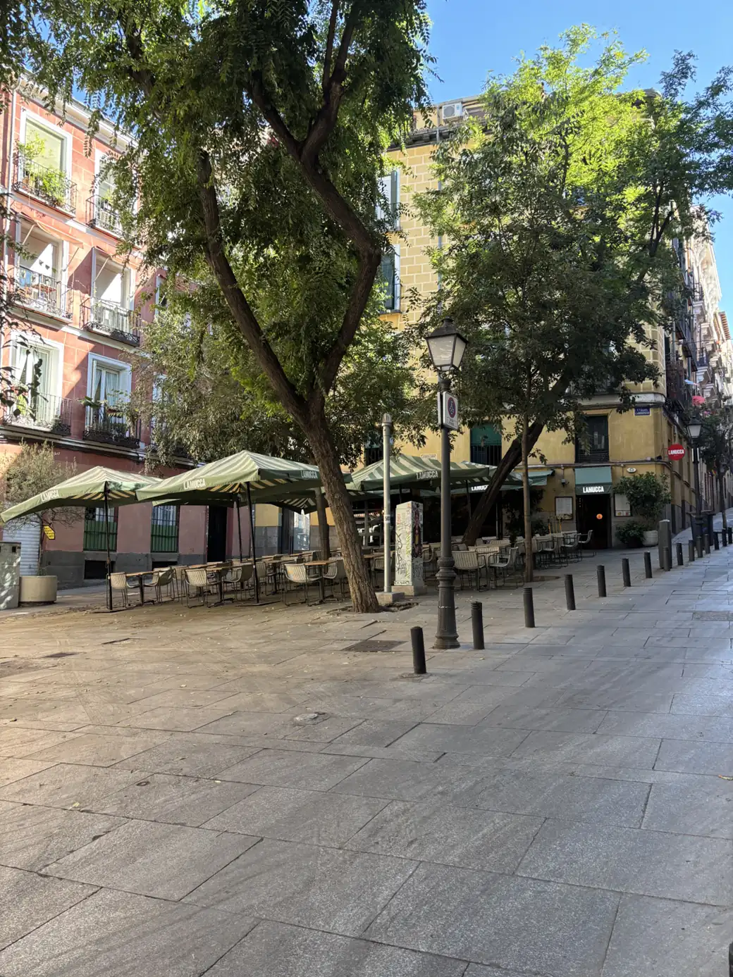 Calle del Pez en el barrio de Malasaña de Madrid, con sus bares y tiendas, Foto propia La Maleta Inquieta, julio 2026