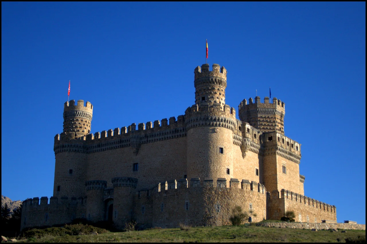 Edificio histórico con torres almenadas, referencia visual del castillo de Manzanares el Real, en la Sierra de Madrid (imagen pendiente de sustituir)