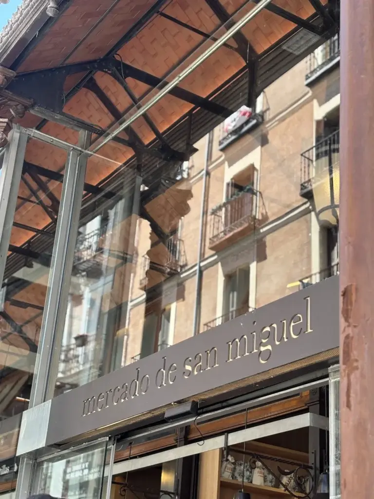 Fachada de hierro y cristal del Mercado de San Miguel en Madrid — Foto propia La Maleta Inquieta, julio 2026