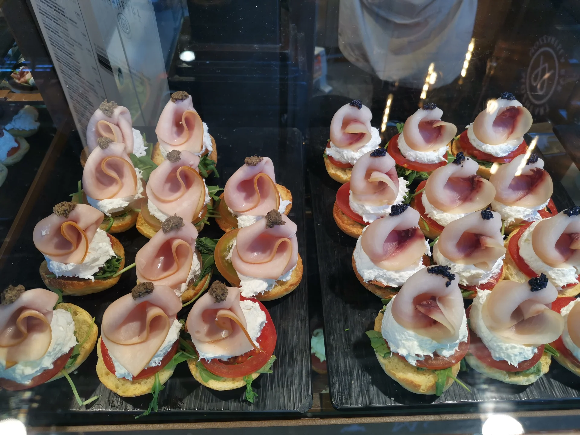 Puestos de tapas del Mercado de San Miguel de Madrid, parada gastronómica del itinerario, Foto propia La Maleta Inquieta, julio 2026