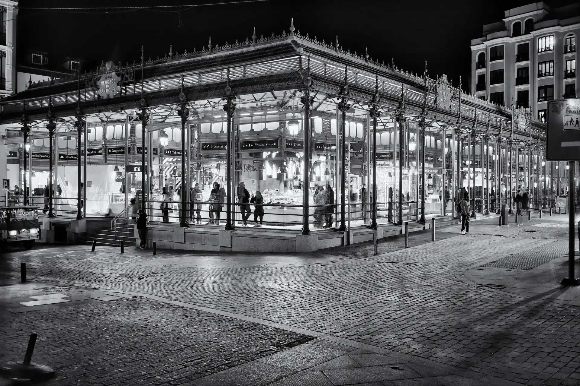Puestos de tapas y marisco del Mercado de San Miguel de Madrid llenos de gente. Foto propia La Maleta Inquieta, 2026.