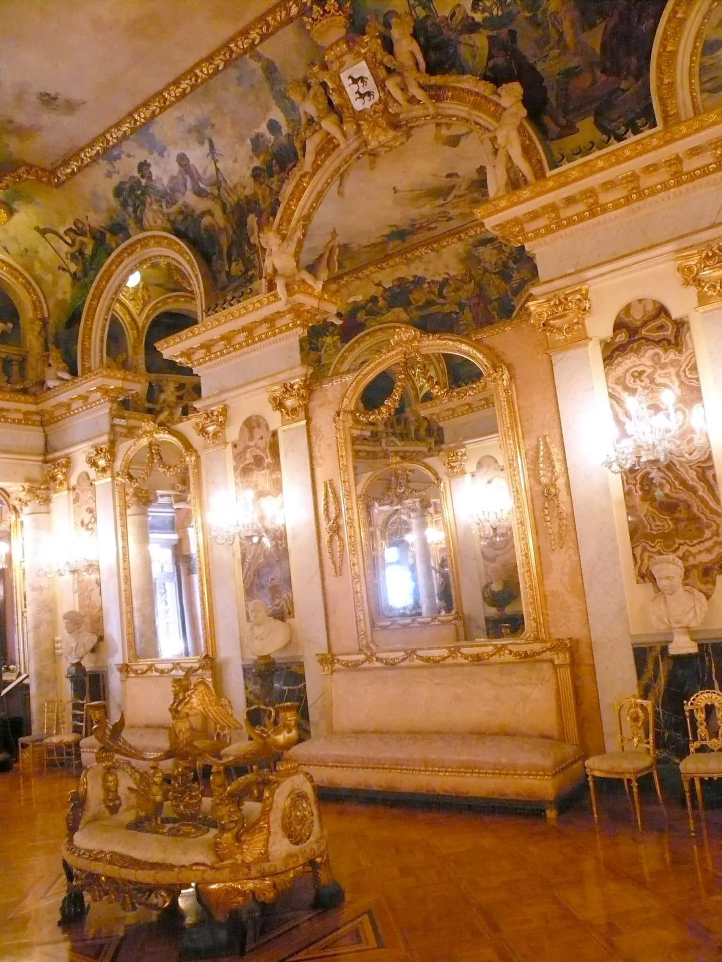 Salón de baile del Museo Cerralbo con techos pintados, espejos dorados, frescos y sillería de época