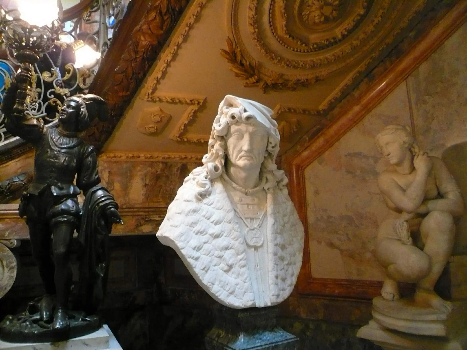 Bustos y esculturas junto a la escalera ornamentada del interior del Museo Cerralbo de Madrid