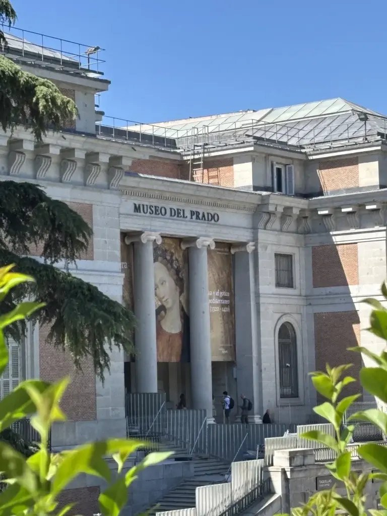 Fachada del Museo del Prado en Madrid con la puerta de Velázquez — Foto propia La Maleta Inquieta, julio 2026