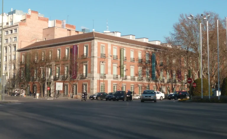 Edificio del Museo Thyssen-Bornemisza en el Palacio de Villahermosa de Madrid, fachada de tono salmon junto al paseo