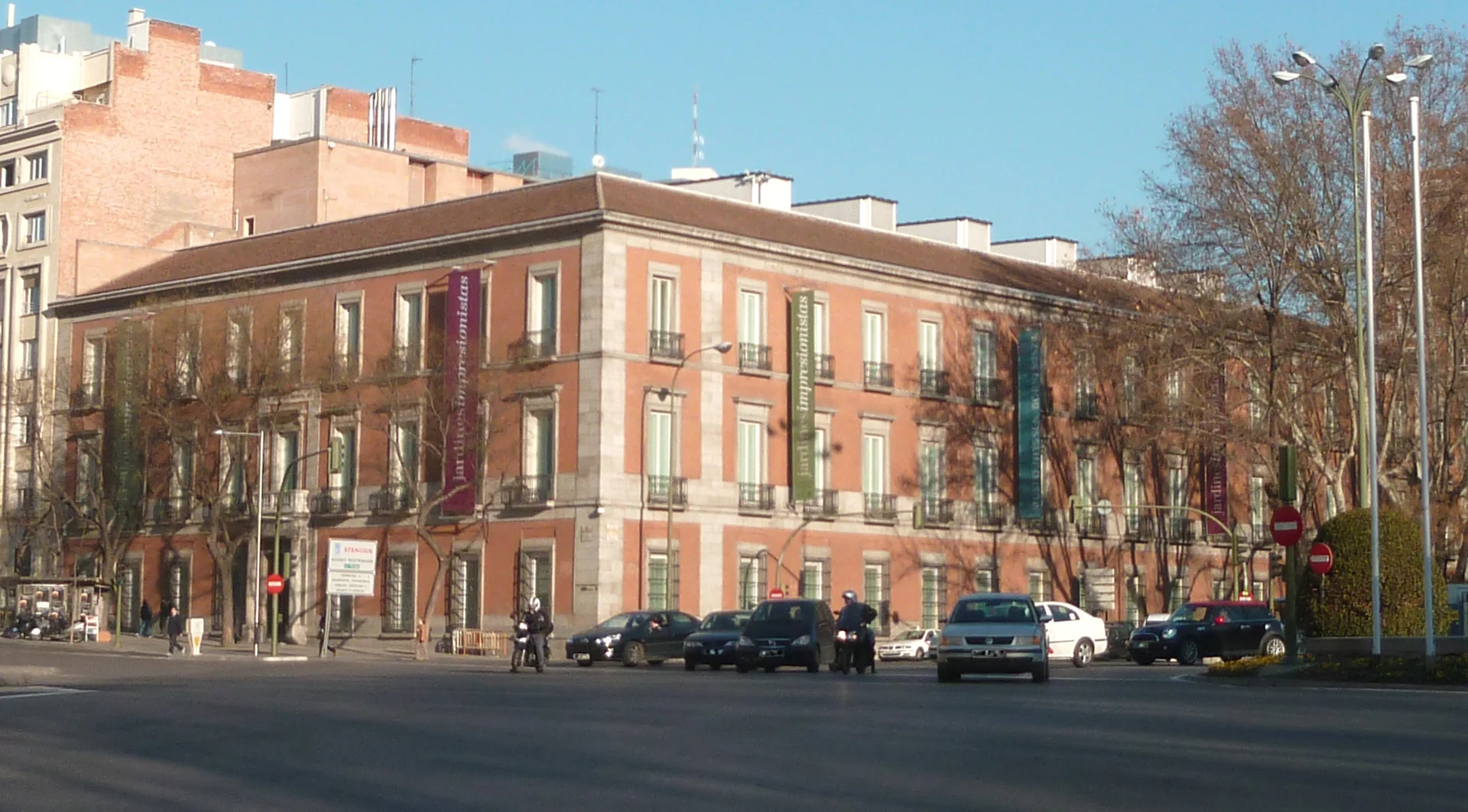 Fachada de ladrillo del Palacio de Villahermosa, sede del Museo Thyssen-Bornemisza, con pancartas de exposición
