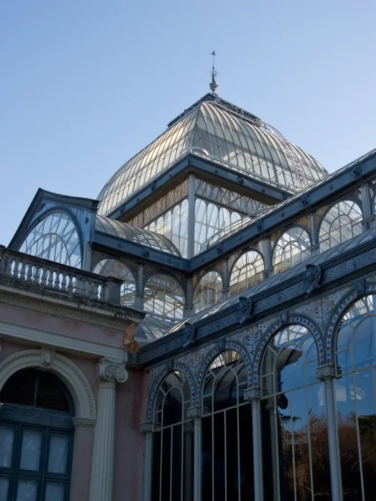Cúpula acristalada del Palacio de Cristal del Retiro a contrapicado, con su estructura de hierro y azulejería — La Maleta Inquieta