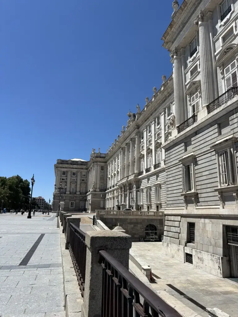 Fachada principal del Palacio Real de Madrid con turistas en la plaza — Foto propia La Maleta Inquieta, julio 2026
