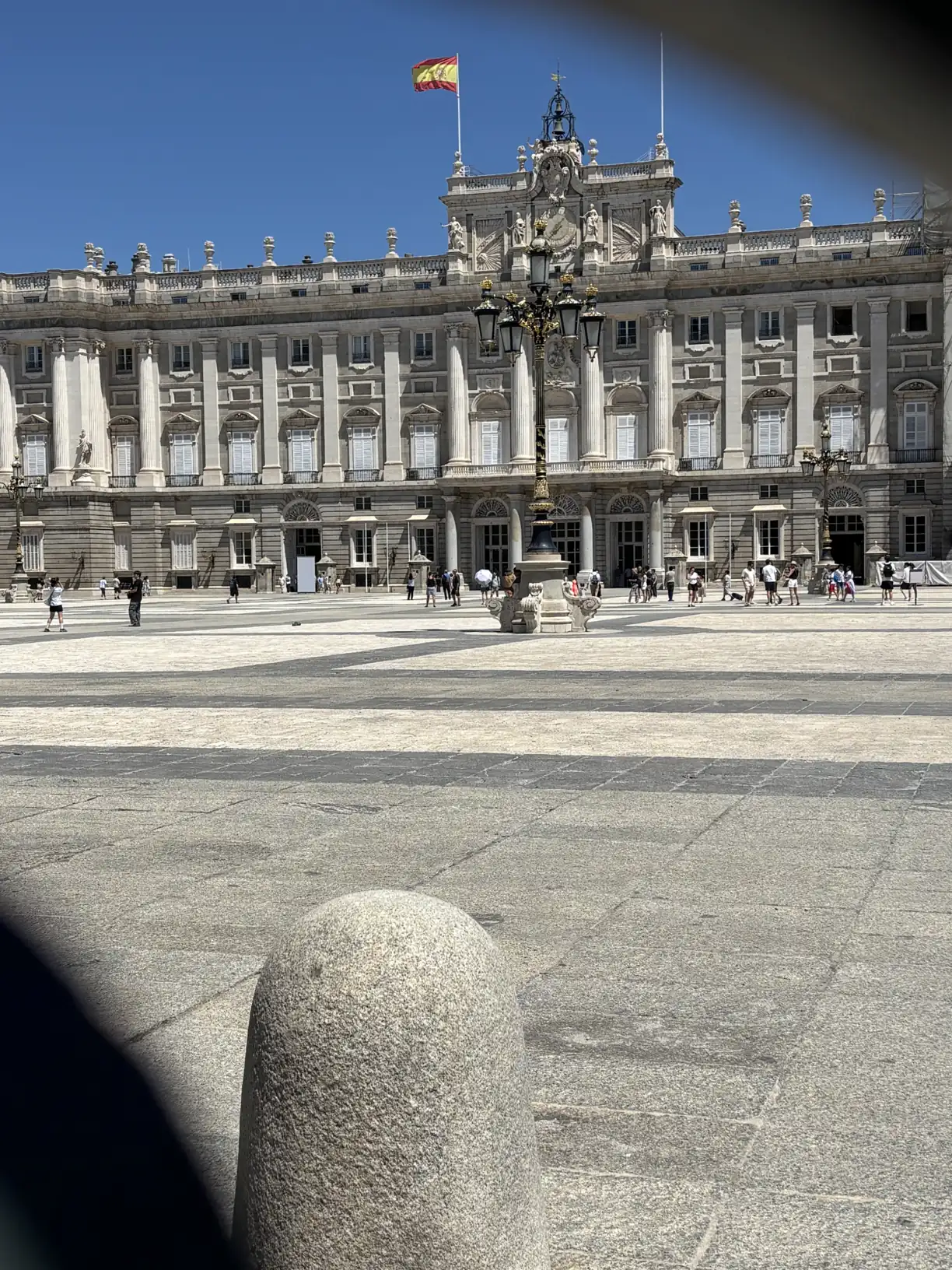 Plaza de la Armería del Palacio Real de Madrid con la fachada y visitantes. Foto propia La Maleta Inquieta, 2026.