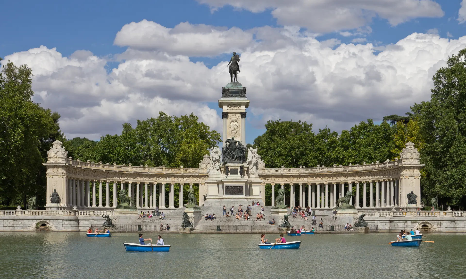 Estanque del Retiro con barcas de remo y el Monumento a Alfonso XII de columnata al fondo, La Maleta Inquieta