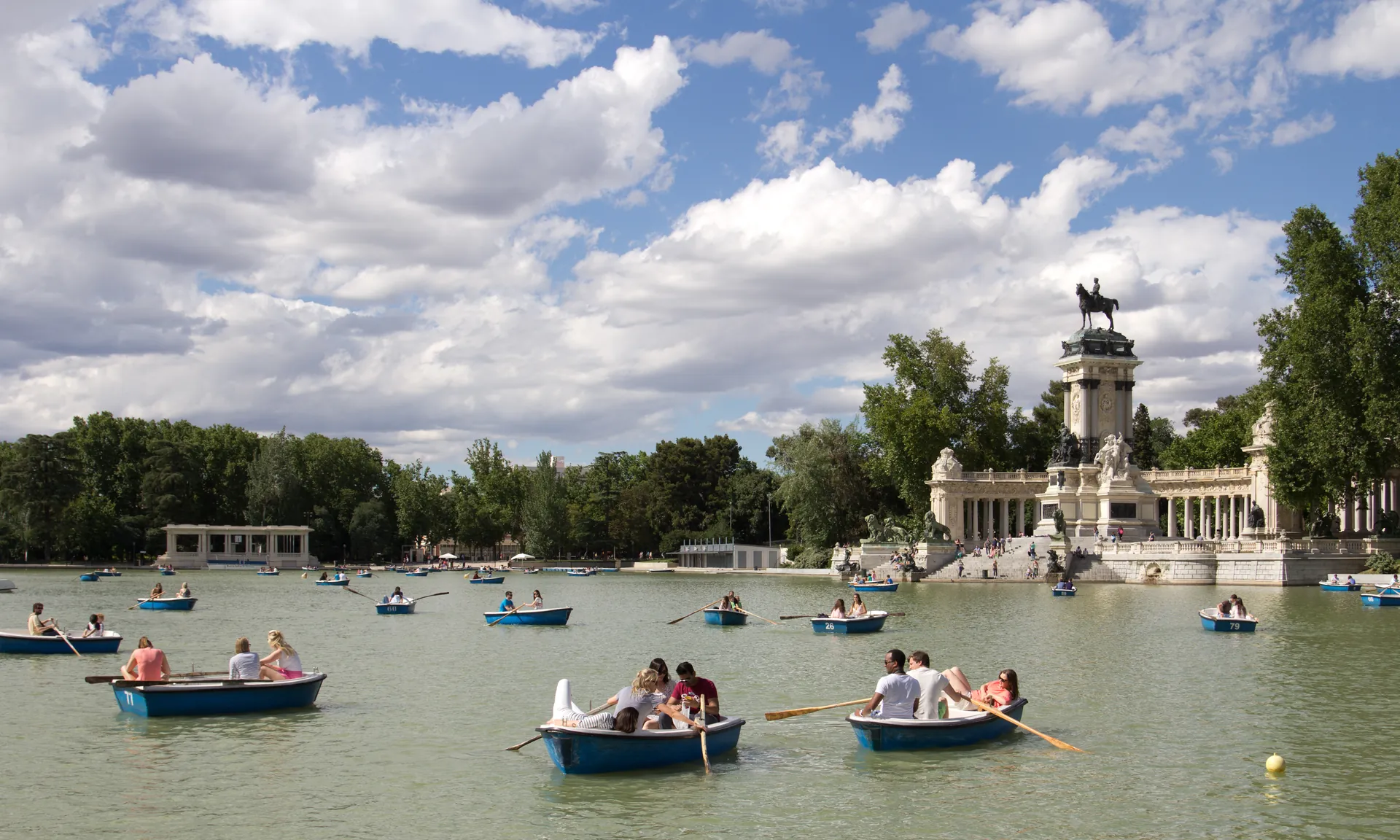 Jardines del parterre del Parque del Retiro con setos geométricos y parterres de flores. Foto propia La Maleta Inquieta, julio 2026