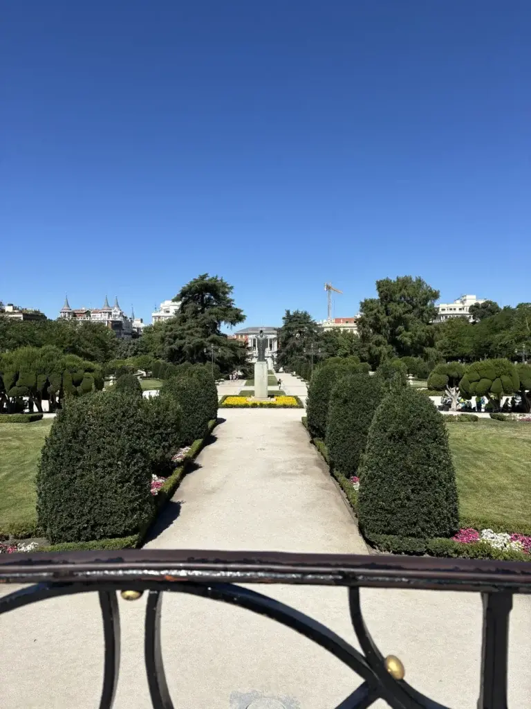 Jardines del Parterre del Parque del Retiro con setos topiarios — Foto propia La Maleta Inquieta, julio 2026