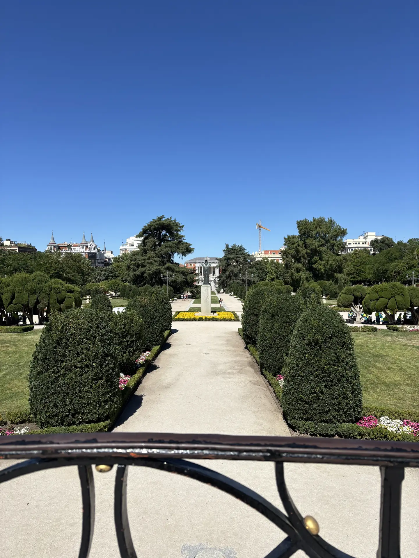 Jardines del Parterre del Parque del Retiro de Madrid con setos recortados, de acceso gratuito. Foto propia La Maleta Inquieta, julio 2026