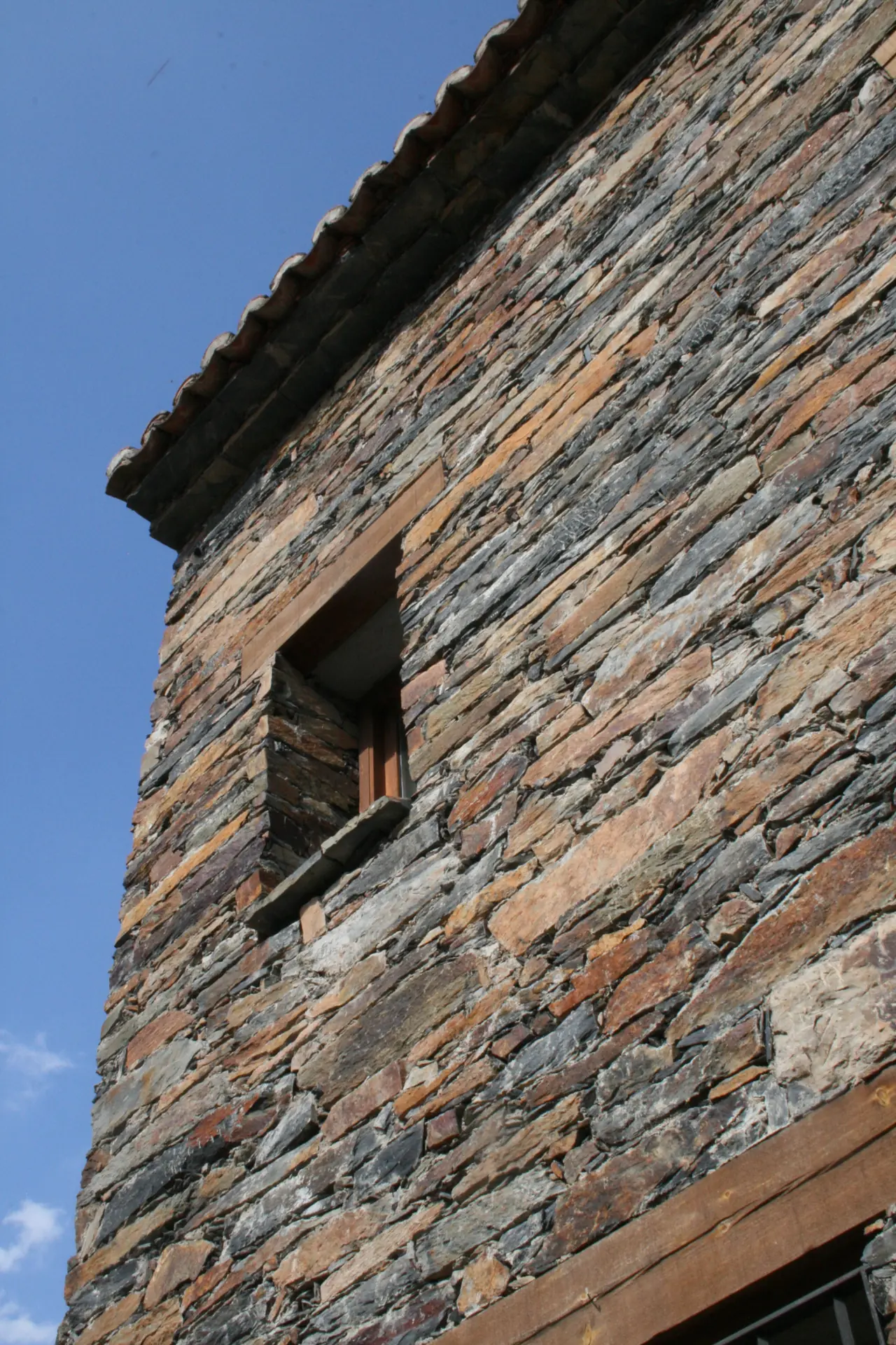 Arquitectura tradicional de pizarra negra en Patones de Arriba