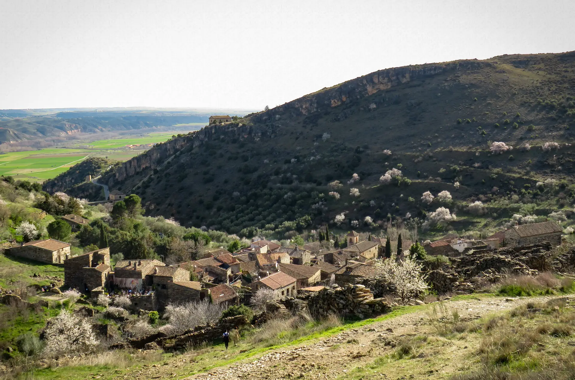Calle de Patones de Arriba con casas de pizarra negra en la Sierra Norte de Madrid. Foto La Maleta Inquieta.