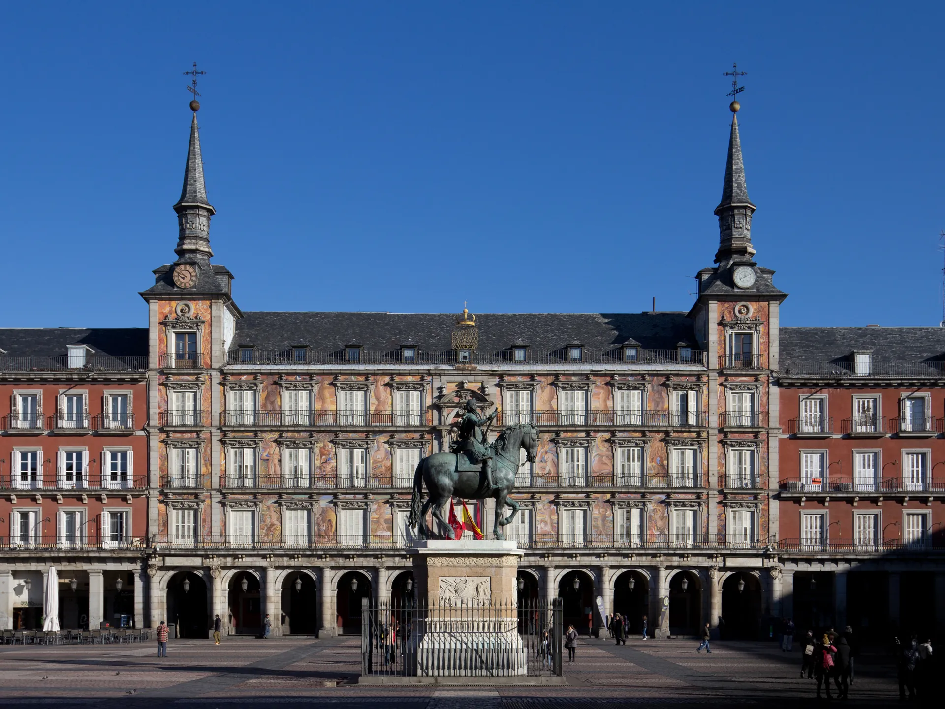 Casa de la Panadería con sus frescos y la estatua ecuestre de Felipe III en la Plaza Mayor de Madrid. Foto propia La Maleta Inquieta, 2026.