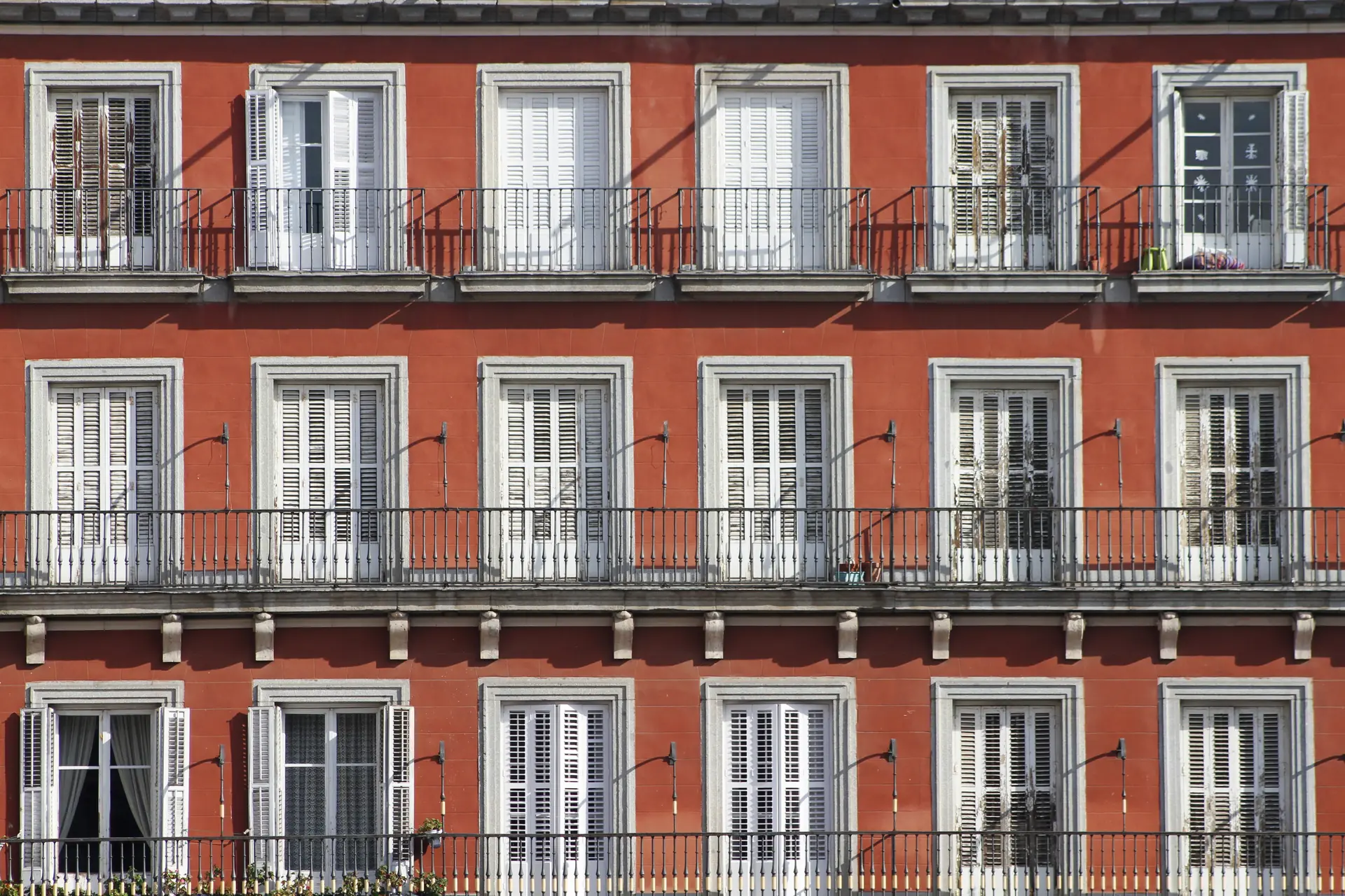 Soportales y fachadas de tres alturas de la Plaza Mayor de Madrid. Foto propia La Maleta Inquieta, 2026.