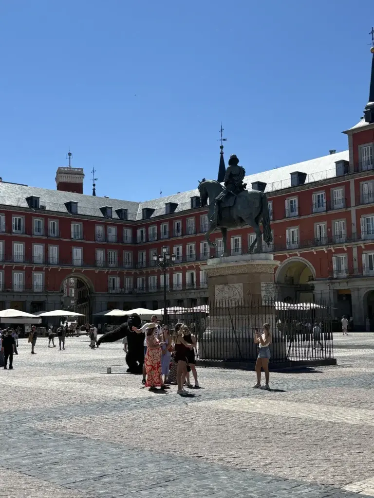 Vista panorámica de la Plaza Mayor de Madrid con soportales y turistas — Foto propia La Maleta Inquieta, julio 2026