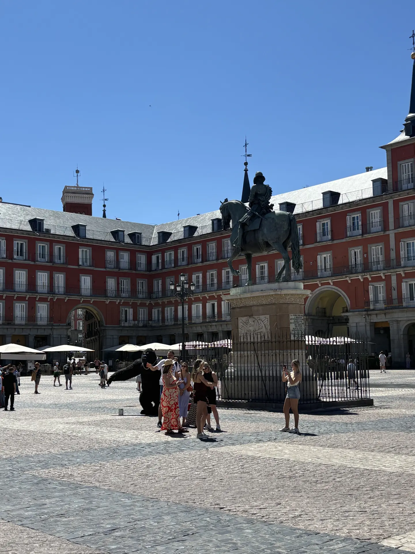 Panorámica de la Plaza Mayor de Madrid con sus soportales y la estatua ecuestre de Felipe III, Foto propia La Maleta Inquieta