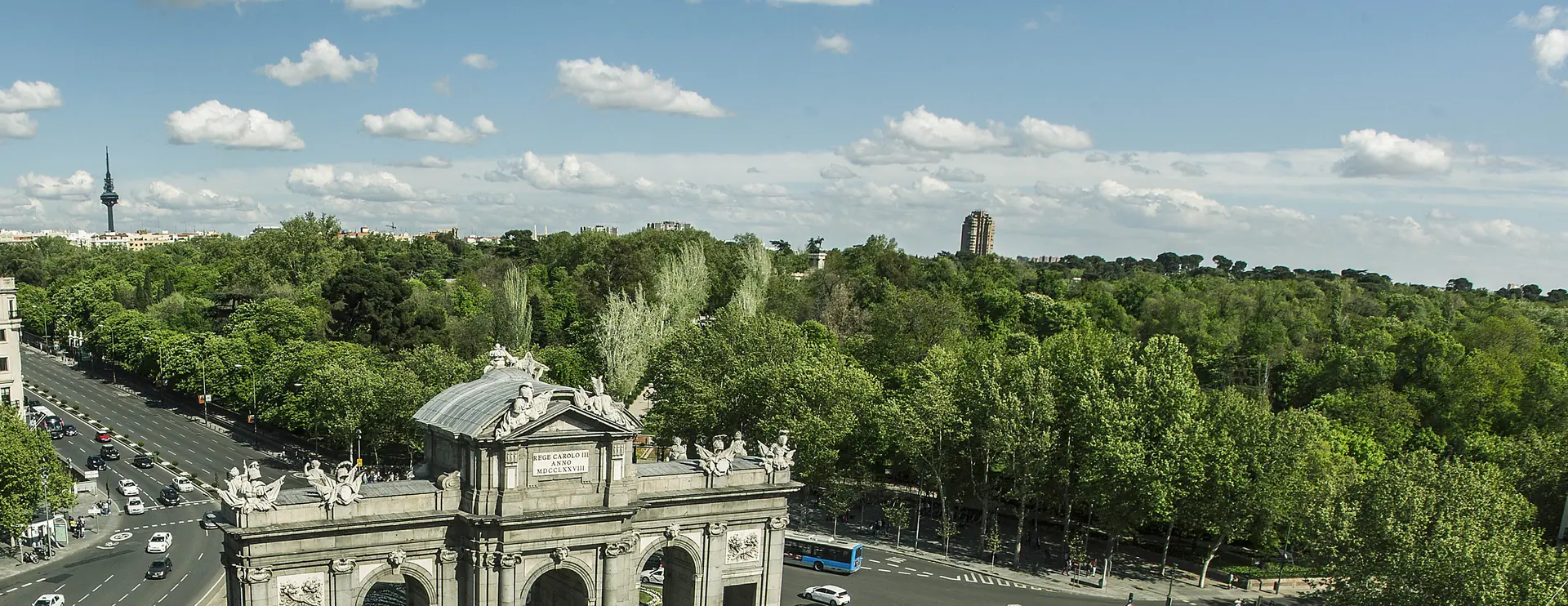 Detalle de los cinco vanos y los grupos escultóricos de la Puerta de Alcalá de Madrid. Foto propia La Maleta Inquieta, julio 2026