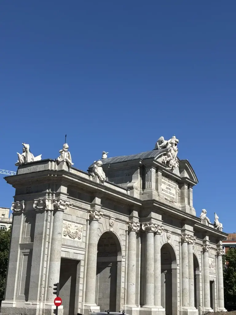 Puerta de Alcalá de Madrid con sus cinco arcos y cielo azul — Foto propia La Maleta Inquieta, julio 2026